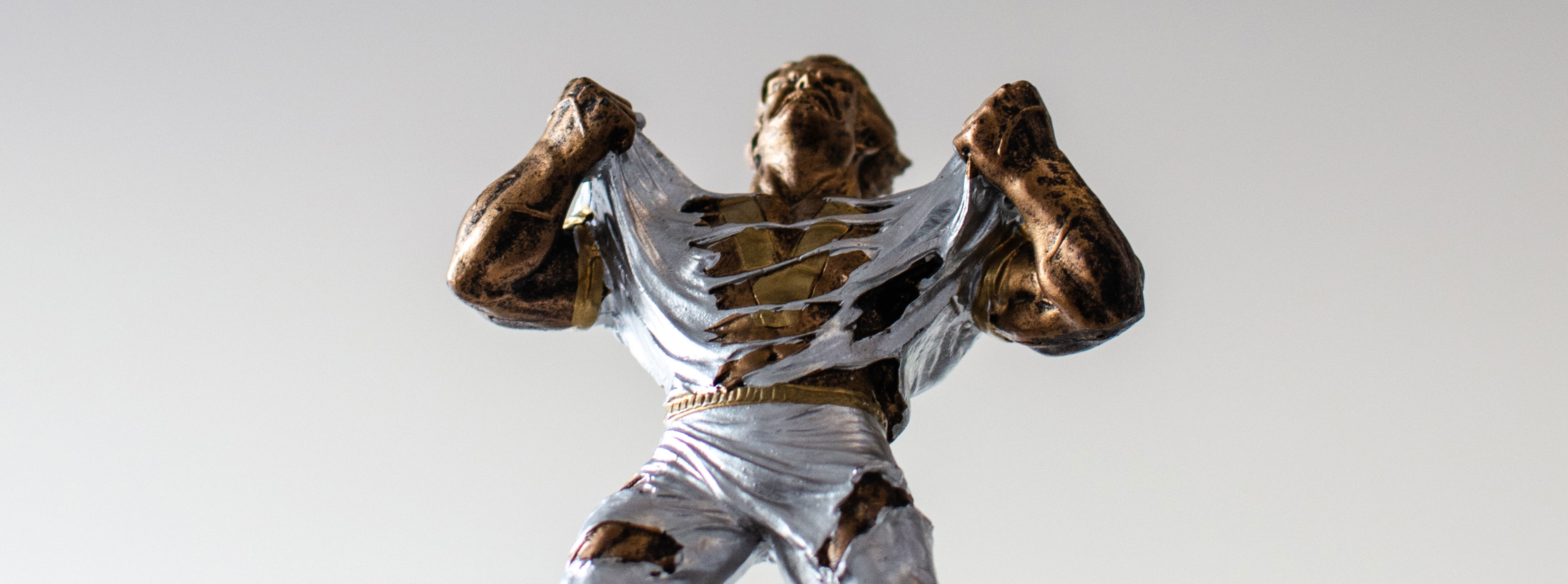 Der Developer of the week Award in Form einer Superhelden-Statue.